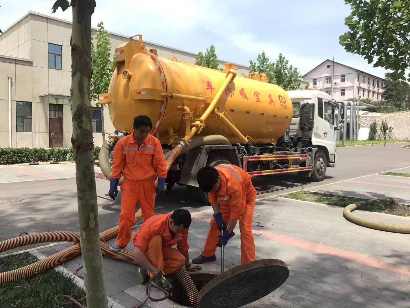 明水管道疏通车停在窨井附近