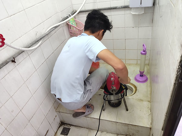 明水管道堵塞冒臭气 专业师傅现场解决问题