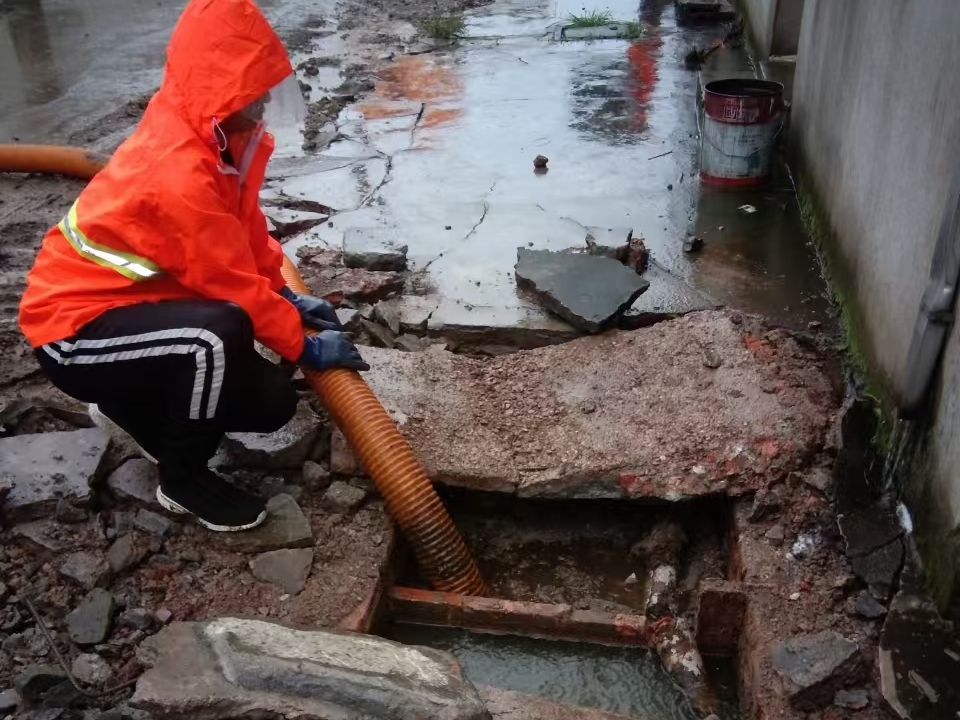 明水专业清理污水池 炜誉市政以规范流程守护城市 “肠道”