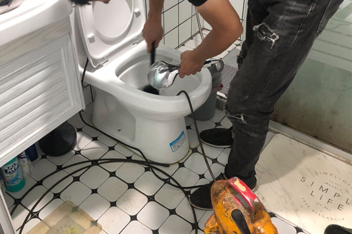 明水马桶堵塞自己疏通还是找师傅?专业上门服务让你省时更省心